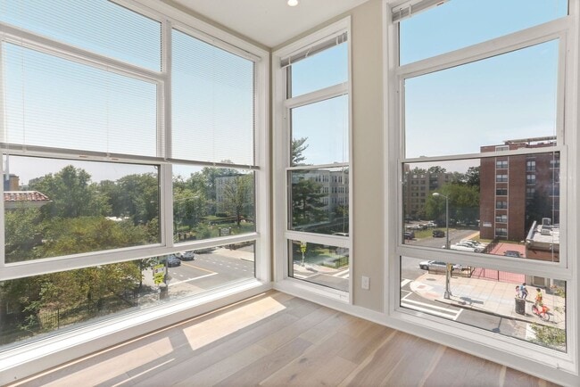 Building Photo - Available Now! Recent build! Professionally Managed// 2 bedroom 2 bathroom Luxury Condo// Petworth!