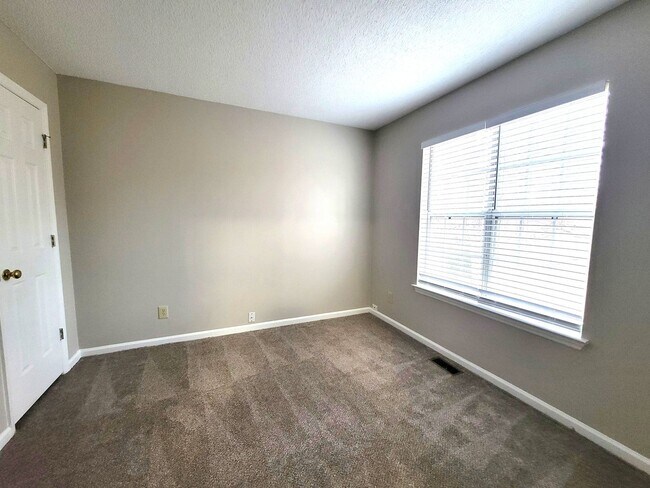 Building Photo - Large 2 Story Near The Airport and I-485