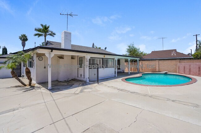 Building Photo - Beautiful 3 Bedroom Fullerton Home with Pool