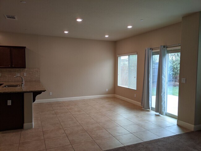 Building Photo - Newer construction home with open floor plan and nice upgrades. Clovis unified schools.