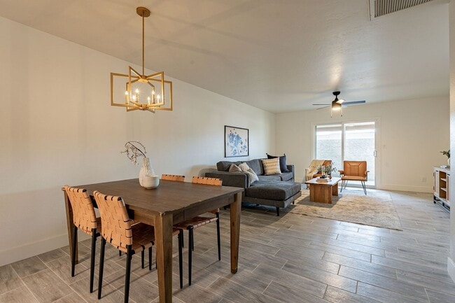 Building Photo - Fresh & Clean Townhome in North Phx!