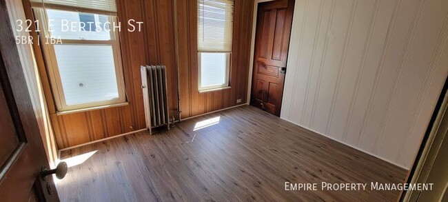 Building Photo - 5 Bedroom / 1.5 Bath Home in Lansford!