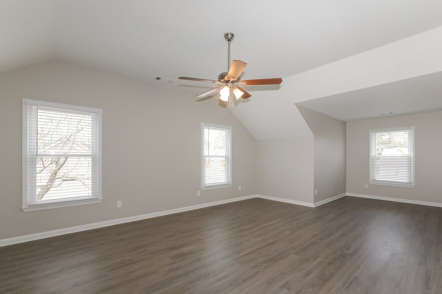 Building Photo - 2403 Scarlet Ln SE