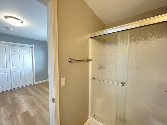 Building Photo - Beautifully Renovated Upstairs unit w/View...