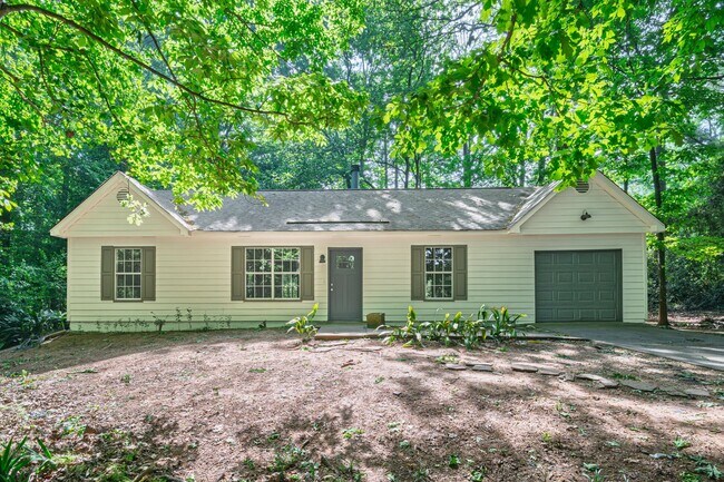 Building Photo - Updated Ranch on 1.6 Acres in Senoia. East Coweta Schools!