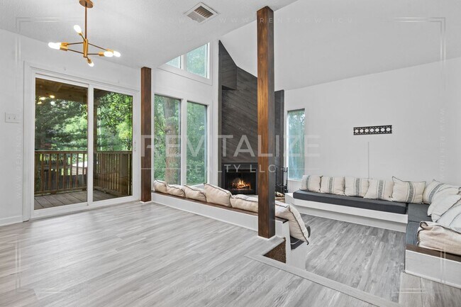 Building Photo - 2739 Knollwood Dr