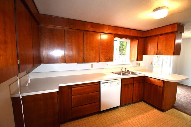 Building Photo - Well kept duplex with garage.