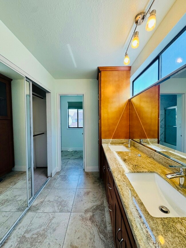 Building Photo - 29869 Ventnor Ct
