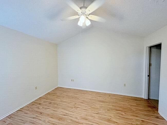 Building Photo - 2 Bedroom Condo for rent off Essen Lane
