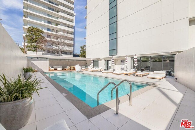Building Photo - 818 N Doheny Dr