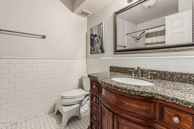 Building Photo - 1027 E Palmaire Ave