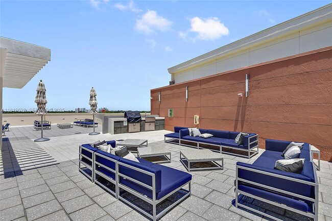 Building Photo - 3250 NE 1st Ave