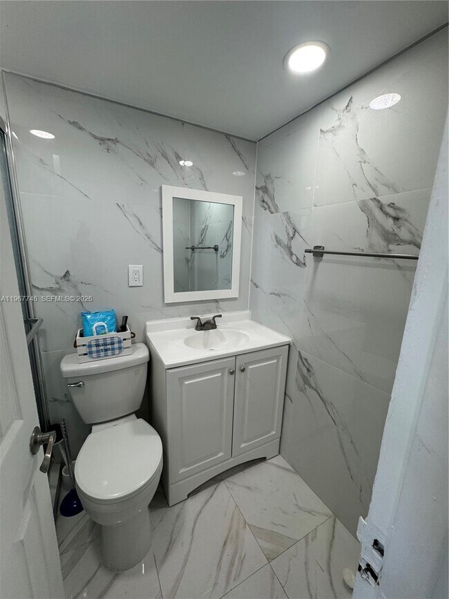 Building Photo - 1300 Lincoln Rd