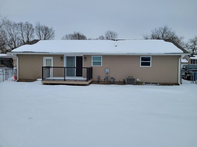 Building Photo - 3 Bedroom 2 Bath Camanche IA 815-275-3632