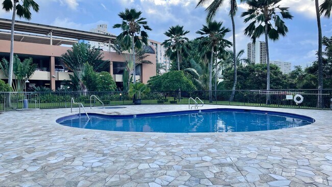 Building Photo - HIGHLY DESIRABLE 2 BED/2 BATH SPECTACULAR ...
