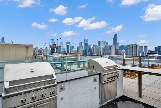 Building Photo - 910 W Huron St