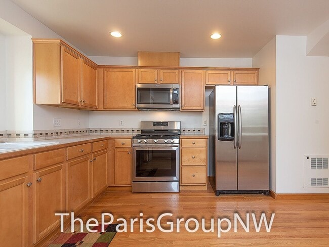 Building Photo - Gorgeous Greenwood Townhome * Walk to Lake...
