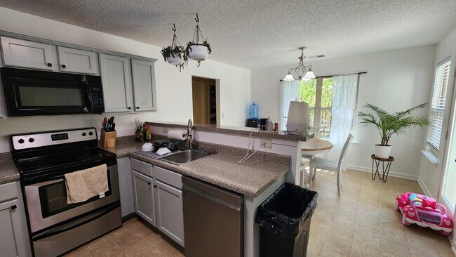 Building Photo - Convenient to west gate of Ft Moore