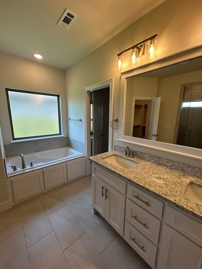 Building Photo - Beautiful Bentonville Home! 4 Bedrooms, 2....