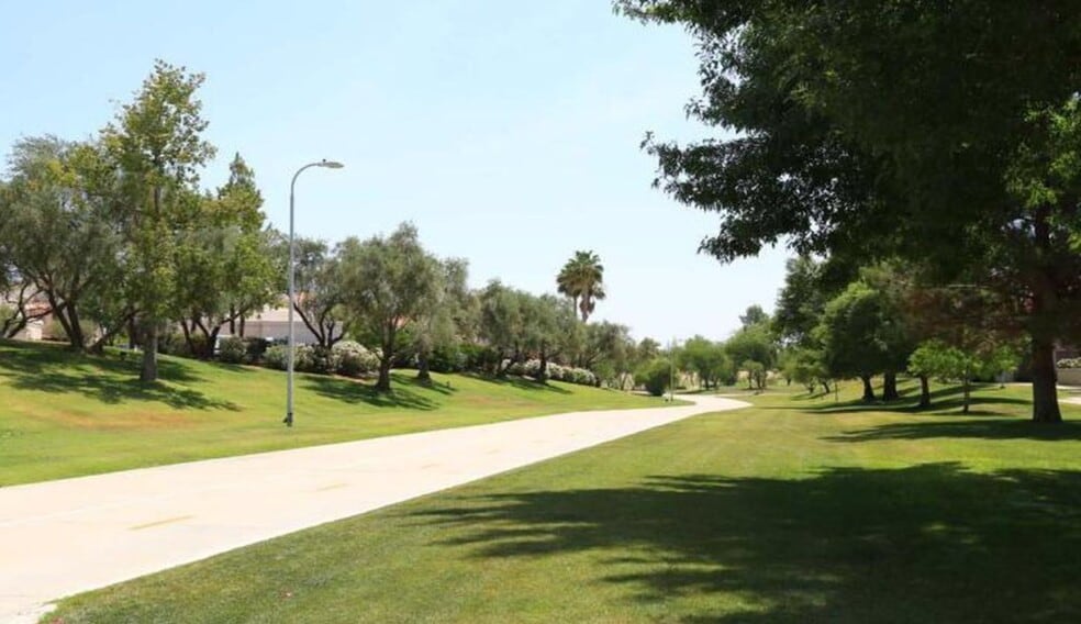 Greenbelt - 7800 E Lincoln Dr