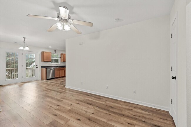 Building Photo - Knoxville 37912 - 3 bedroom, 2.5 bath all ...