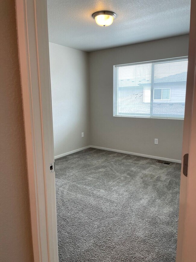 Building Photo - Luxury Rowhouse w/ 2-Car Garage in NE Ft. Collins