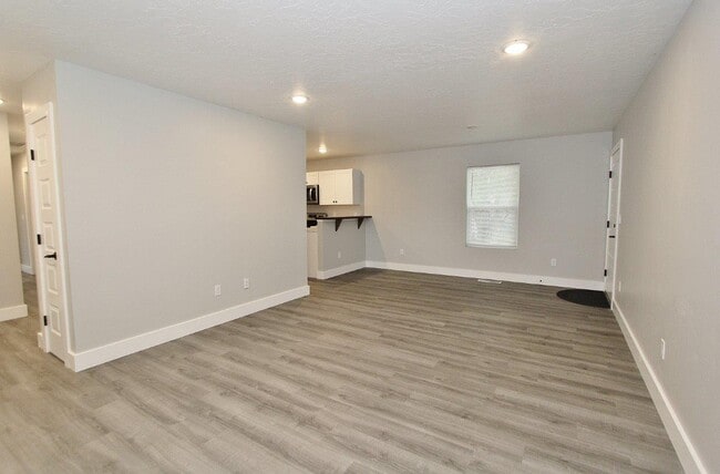 Building Photo - 402 Hazel Ave