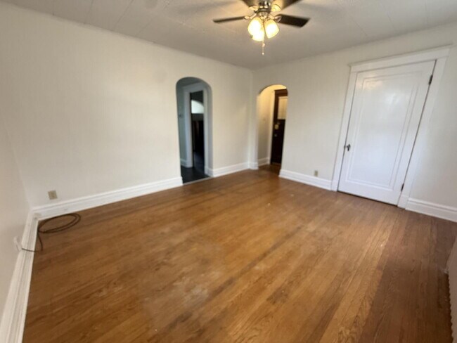 Building Photo - Large 1 Bed unit close to parks, great architecture and very walkable