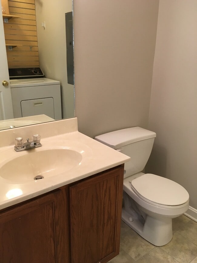 Building Photo - Lovely Townhouse! Fresh Paint, New Carpet, All Electric!  W/D Included, Privacy Fenced Backyard