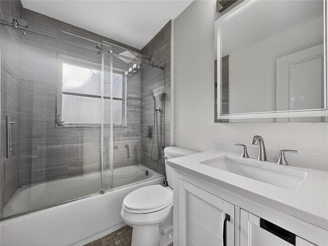 Building Photo - 2304 Country Club Rd