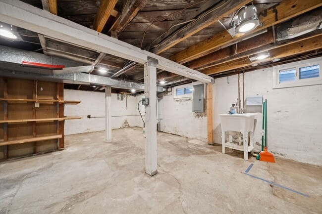 Building Photo - Beautiful Hillsdale 4 BR, 2 BA home