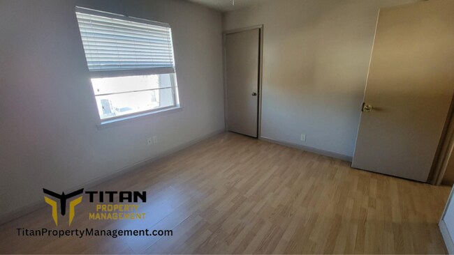 Building Photo - 2 Bed/1 Bath Townhouse with 2 Closets in Main Bedroom!
