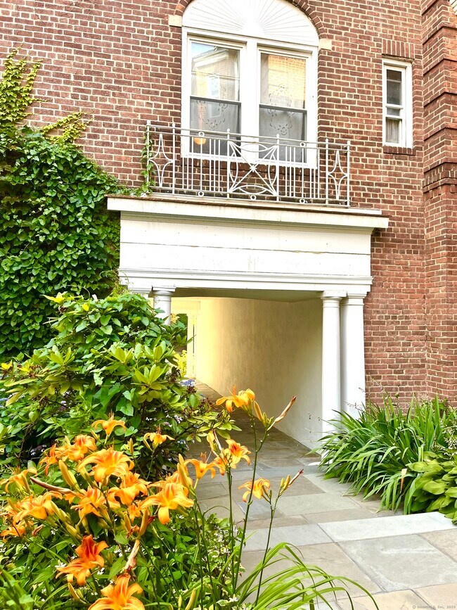 Building Photo - 70 Strawberry Hill Ave