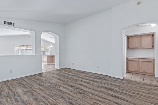 Building Photo - 3041 E Wahalla Ln