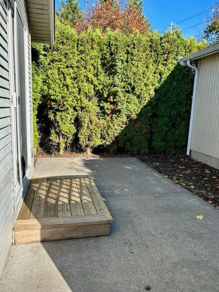 Building Photo - 1219 E Indiana St