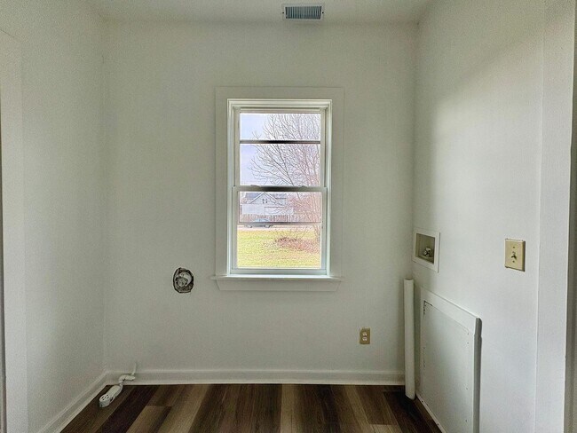 Building Photo - 2117 Bertrand St