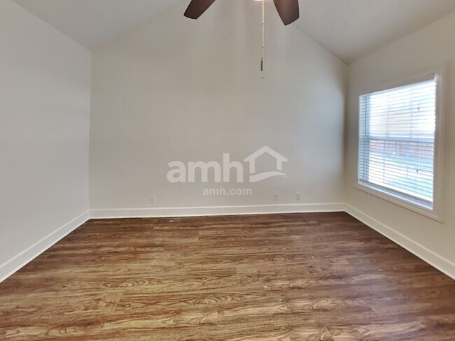 Building Photo - 1725 Kinsale Ave