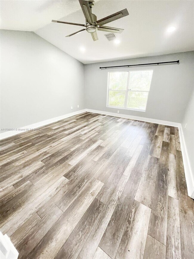 Building Photo - 285 River Bluff Ln