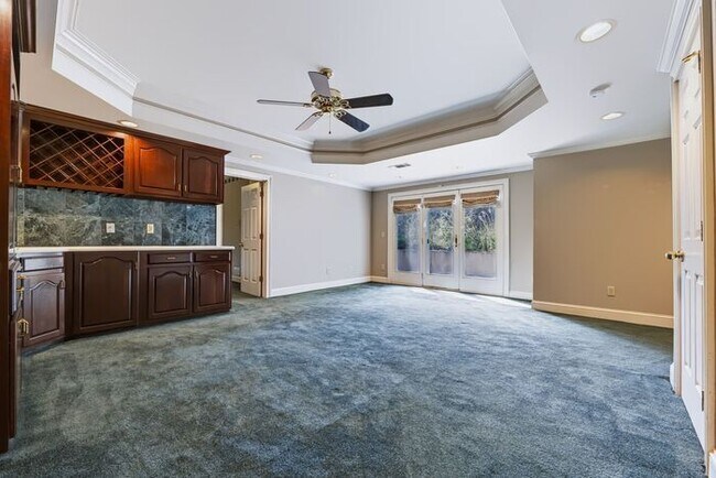Building Photo - 6920 Oakbrook Way
