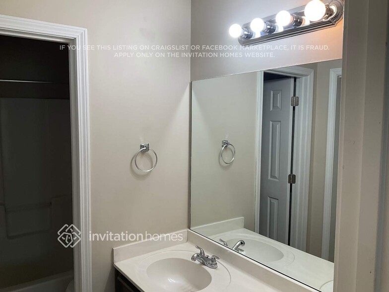Building Photo - 6842 Gledhill Way