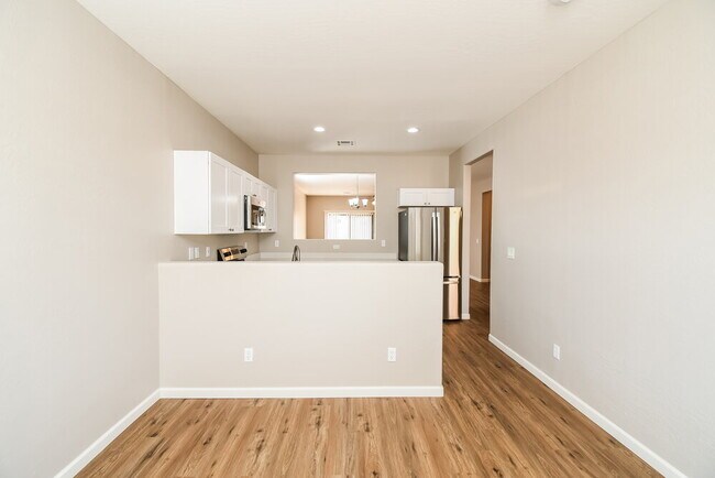 Building Photo - 1103 W Vineyard Rd