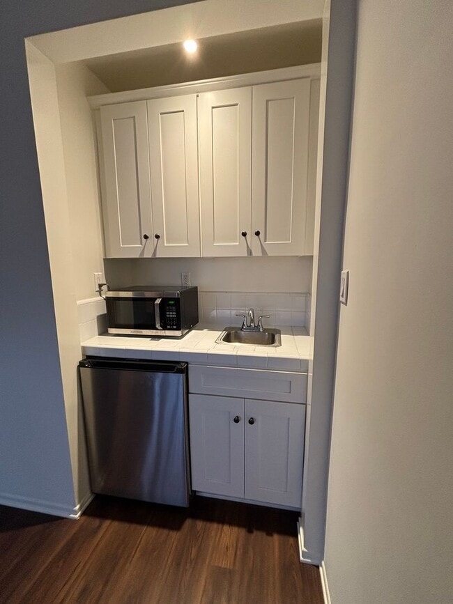 Building Photo - Sunset Drive, 4363-4377