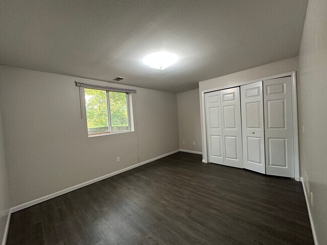 Building Photo - 3105 W Michigan - 6 Bed/3 Bath Townhouse Near WMU