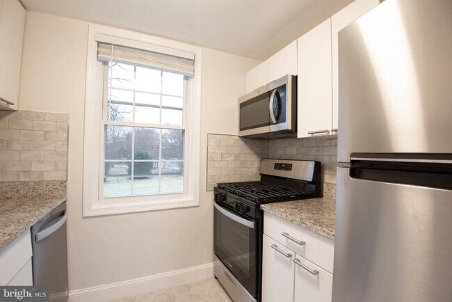 Building Photo - 202 N George Mason Dr