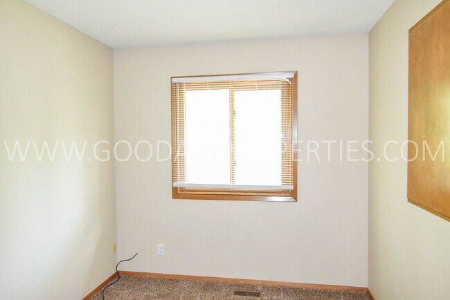 Building Photo - 3 Bedroom, 1.5 Bath Home in West Des Moines