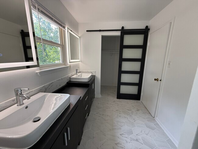 Building Photo - 3784 Strathmoor Cir