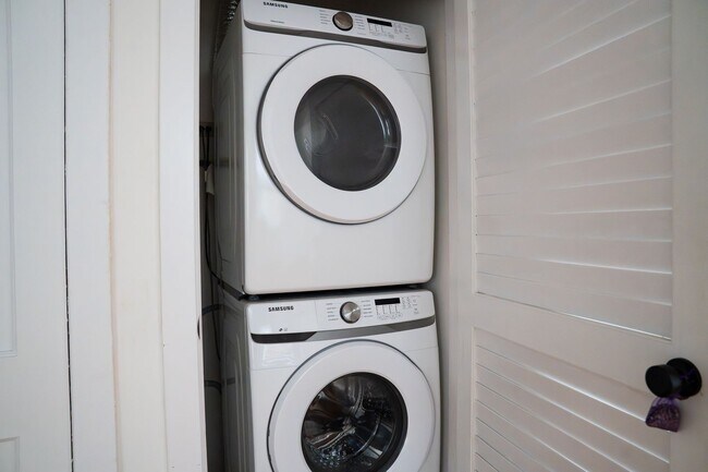 Building Photo - Little Albany