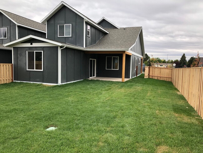 Building Photo - Modern Townhome with Heated Garage
