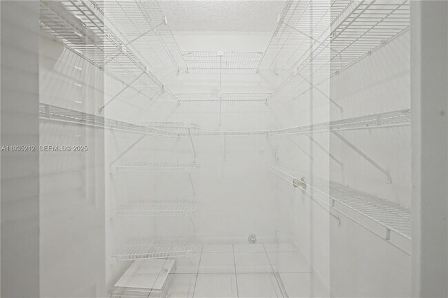 Building Photo - 3501 Inverrary Dr