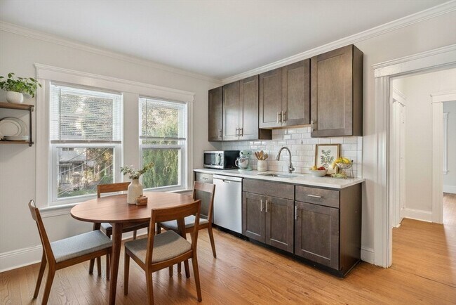 Building Photo - 193 Florence St